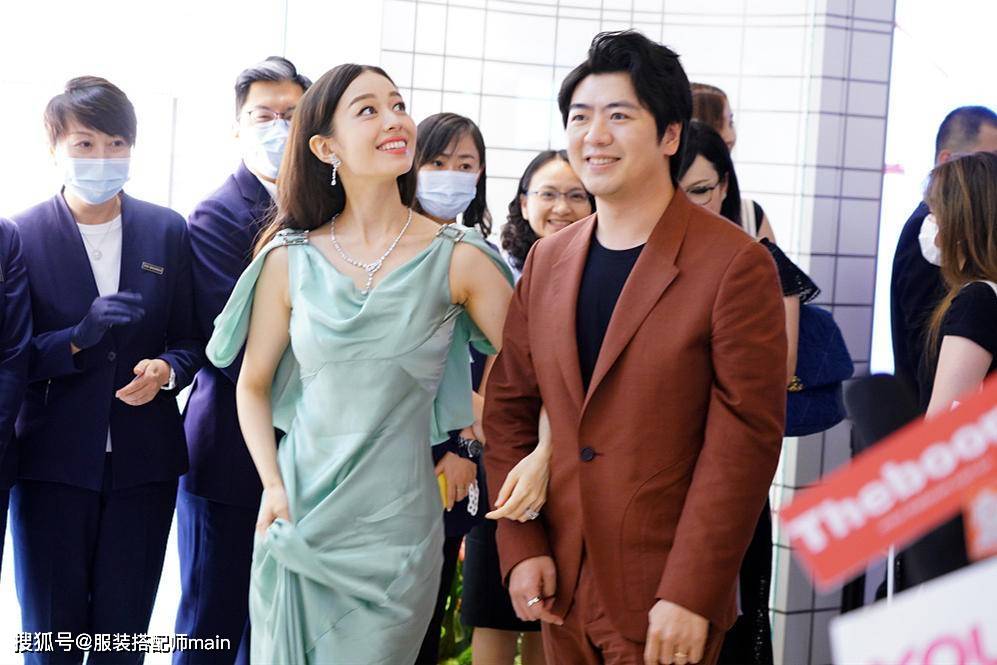 40岁宋佳身材太好,穿曳地长裙比例惊艳,吉娜虽美却不及她有韵味