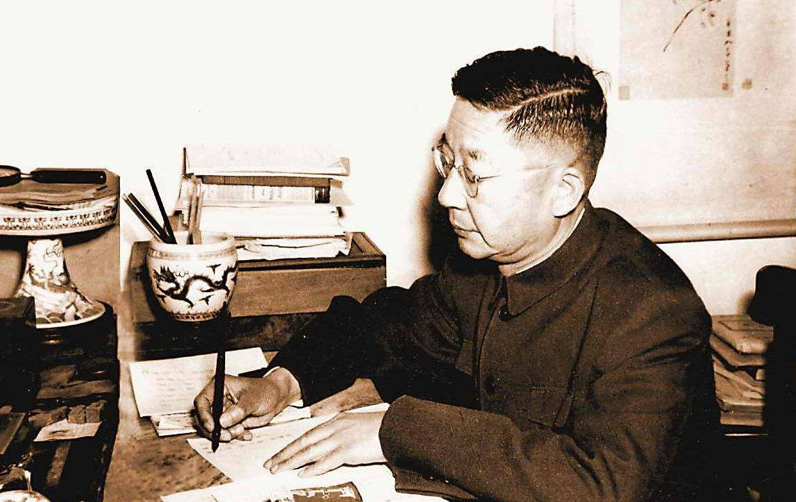 老舍笔下的荒谬中国人:害死2条人命的老人,和摸墙走路的大学生
