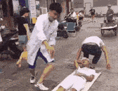 搞笑GIF趣图:病人:要不你们就在这把我火化了得了……