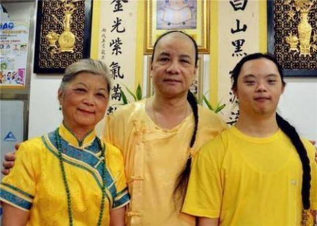 他自称是多尔衮十世孙,在火车站穿黄马褂大闹,扬言要住进故宫