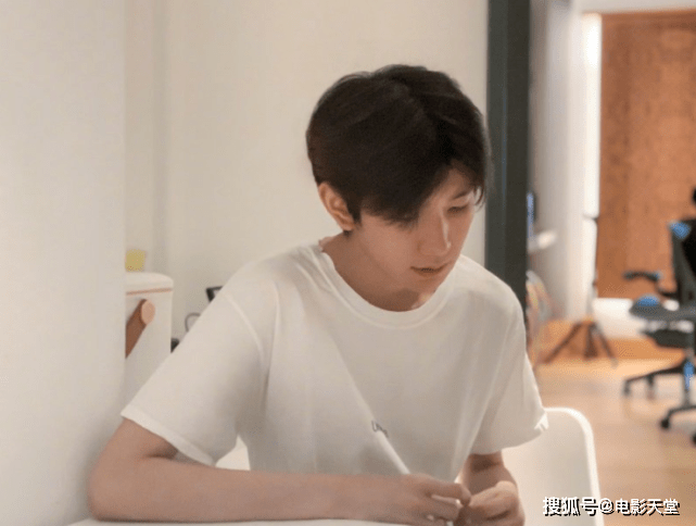 TF三子央视再合体,大哥三弟发型亮眼,易烊千玺真的有健身啊! 2020-09-20 21:29