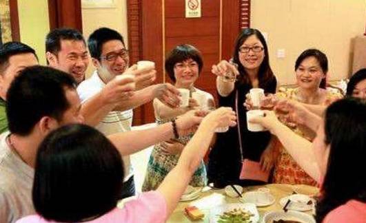 同学聚会女子提前买了单,回家发现被踢出群,看到聊天记录她懂了