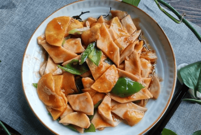 土豆这样搭配做,和“地三鲜”一样好吃,不用放肉,素炒更下饭