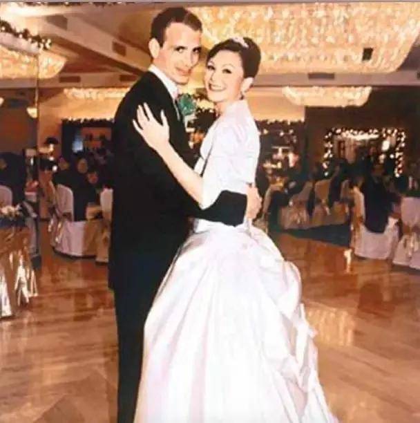父母双亡,离婚后又患癌症,赌王孙女何家华比奶奶黎婉华还惨?