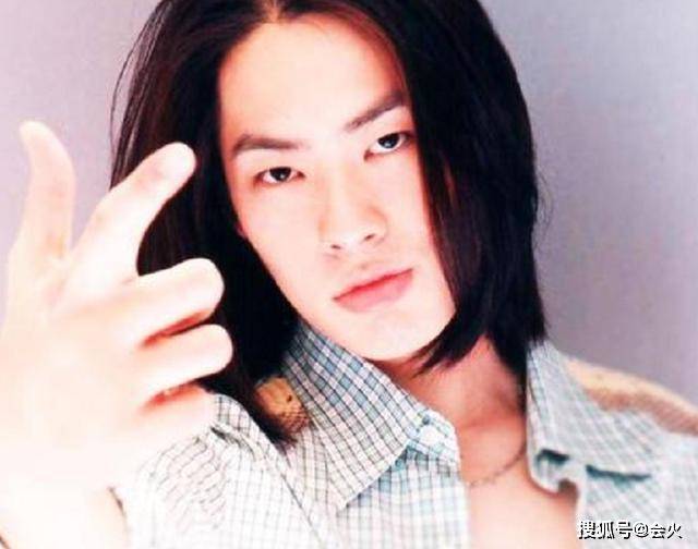 42岁吴建豪晒近照,皮肤蜡黄发际线堪忧老太快,男神颜值不再?