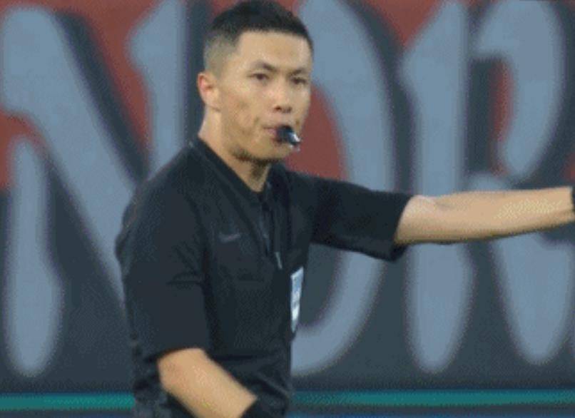 急了!中超再现超罕见1幕:老将被吹犯规后疑似国骂怒斥裁判!