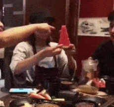 搞笑GIF:不好意思 今天穿的裙子有点紧