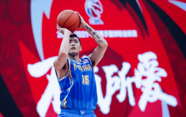 逆转17分!首钢新帅送王哲林23个字,名记支招:赶紧找个新劳森!