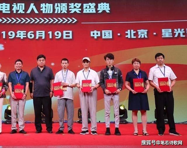 作家笔若:将人生的艰难困苦铺在脚下的路上面对生活