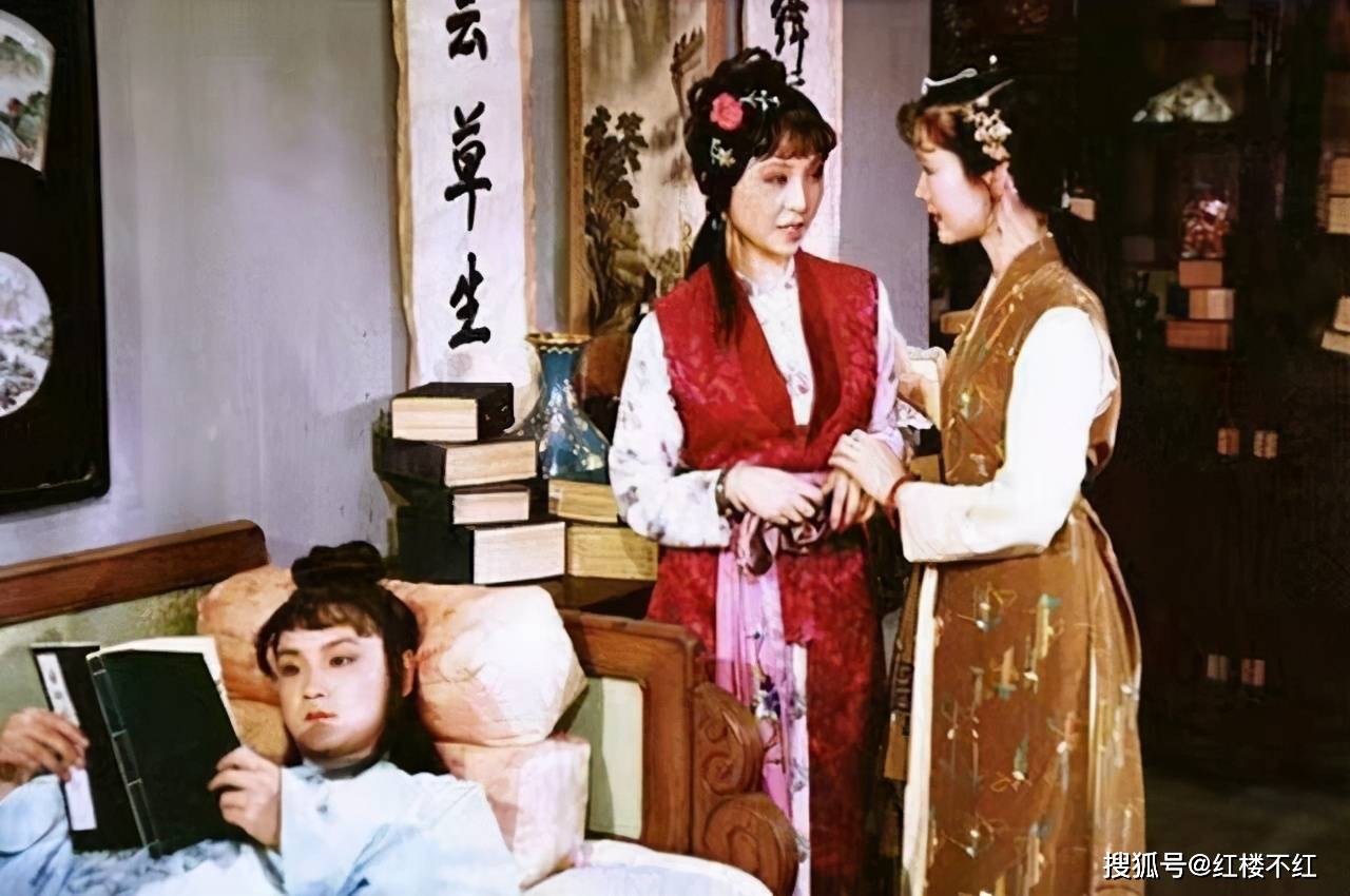 晴雯躺在破炕上奄奄一息,贾宝玉却只在乎:晴雯,你的指甲不美了