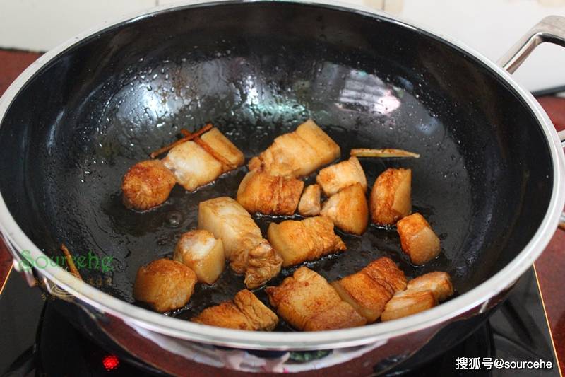 秋冬季,五花肉别红烧,加山药倒入砂锅炖一炖,热乎乎很暖胃!