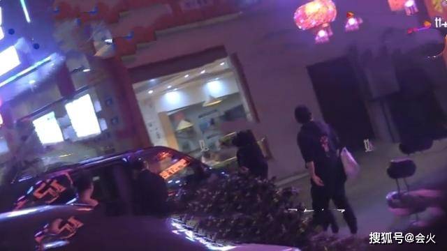黄轩和新女友深夜罕同框,却各走各的零交流?官宣才5月就同居!