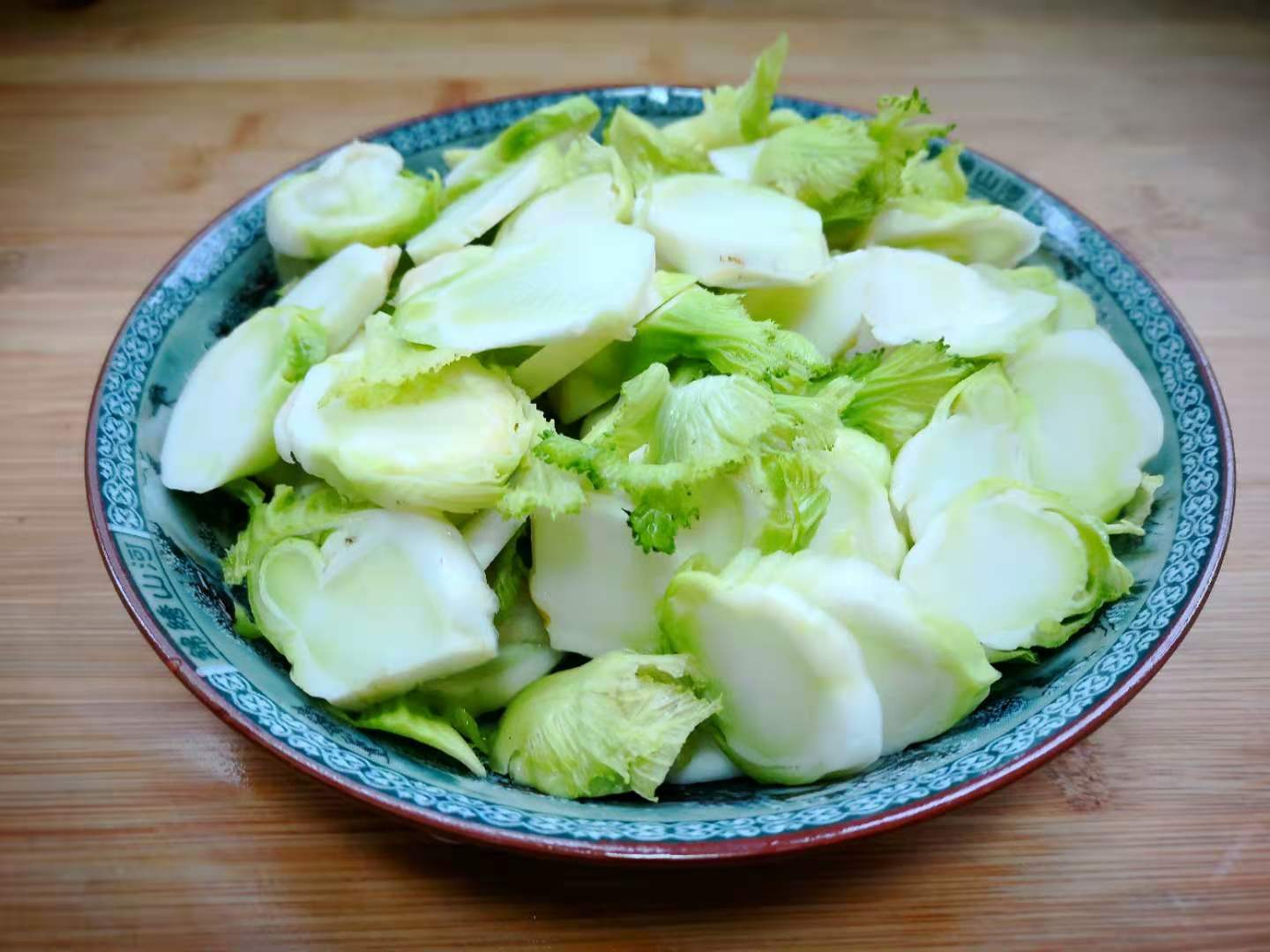 这菜北方很少见,南方人尤其爱,搭配腊肉一起炒,清甜细嫩又爽口