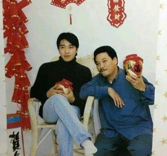 周星驰这一生最珍贵影像,网友从第3张开始,星爷就不再笑了