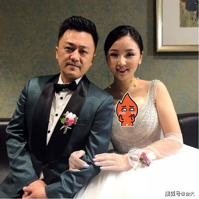 还珠"小凳子"近况:45岁仍演配角,同框小20岁娇妻无年龄差