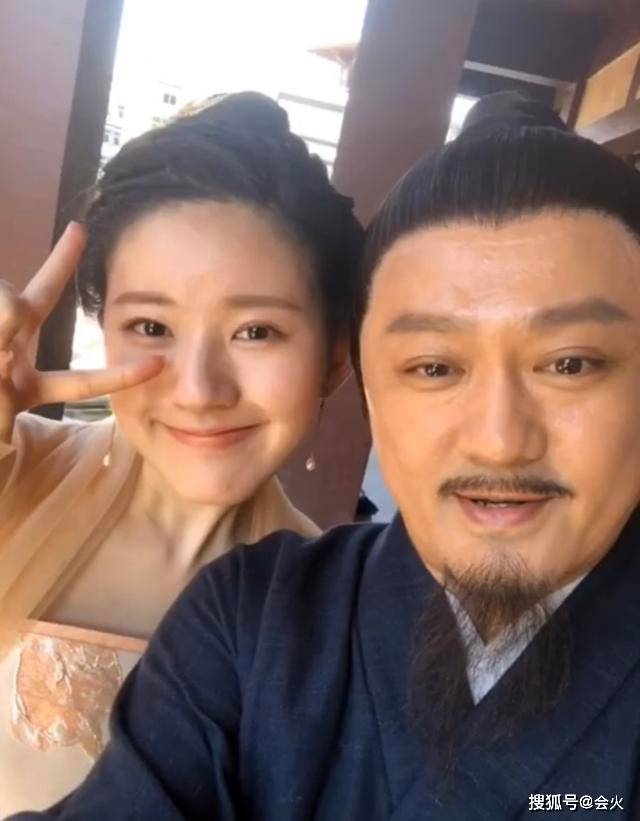 还珠"小凳子"近况:45岁仍演配角,同框小20岁娇妻无年龄差