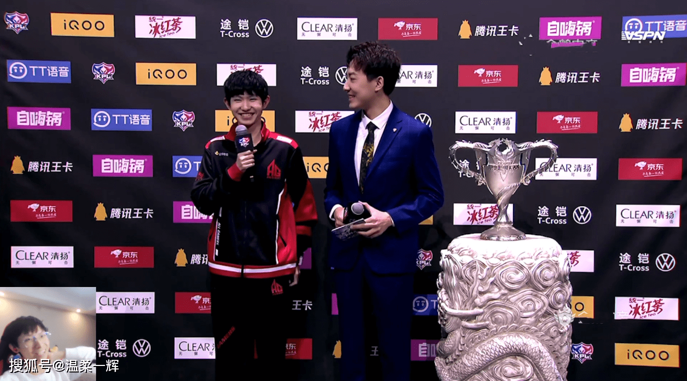 AG比赛结束后梦泪没有马上离开,直言想看月光“装杯”,太真实了