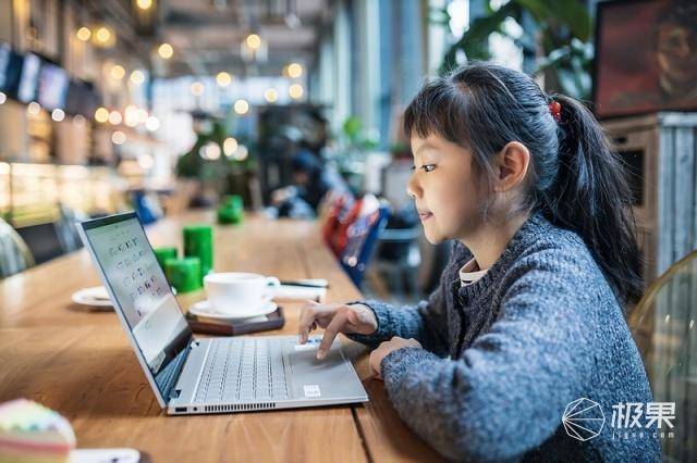有颜有实力的智能教育本:打破墨守成规,让孩子轻松走上学霸之路