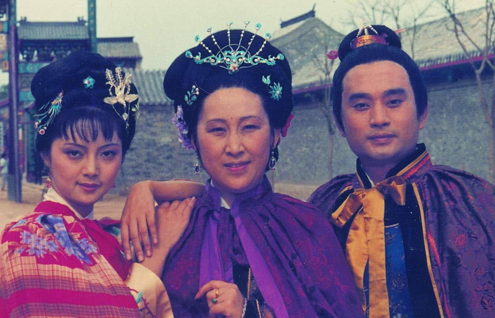 红楼梦:相比贾探春对贾环,薛宝钗对哥哥薛蟠的维护很“过分”?