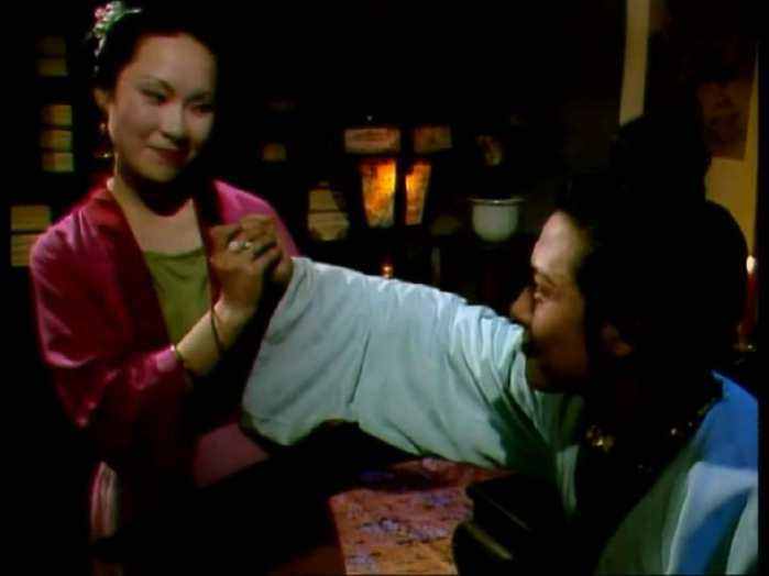 多姑娘又叫灯姑娘,她像一盏灯,照出世间贵贱两种男子的丑态