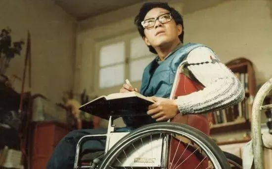 史铁生逝世10周年:在轮椅上度过了38年的他,为什么被称作“时代的巨人”?