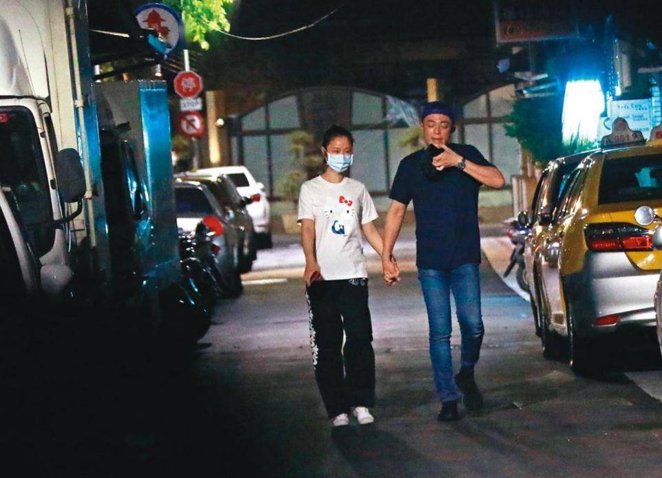 力破离婚!林心如霍建华甜蜜牵手逛街,44岁林心如皮肤蜡黄太显老