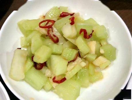 老妈用了30年的腌芹菜方子,酸辣脆爽又入味,腌一晚上就能吃