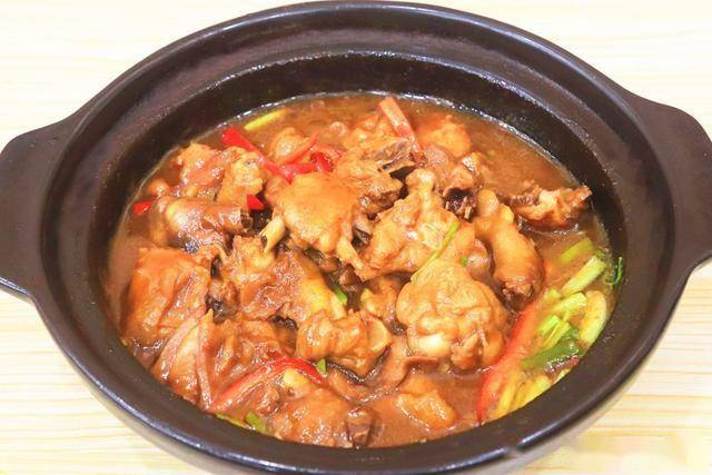 炖鸡时,有人焯水、有人直接炖?教你饭店的1招,鸡肉更香更有味