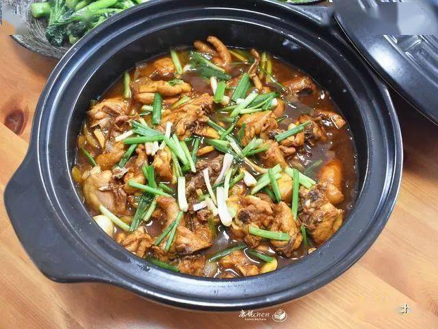 砂锅鸡煲不加一滴水直接焖,越焖越香肉汁浓郁满屋飘香,营养好吃