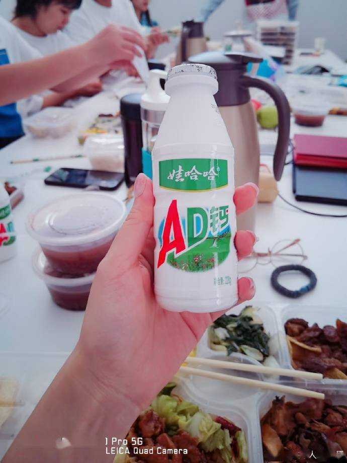 李思思童心大发晒“童年记忆”,不小心透露央视午餐五菜一汤,伙食不错