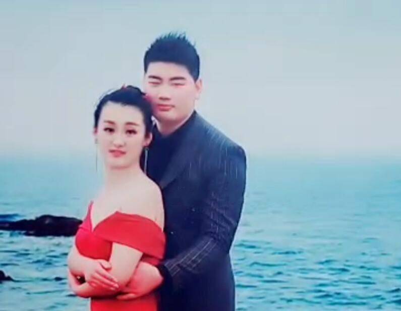 大衣哥儿子结婚被村民直播,皮箱装现金实力炫富,大衣嫂占C位?