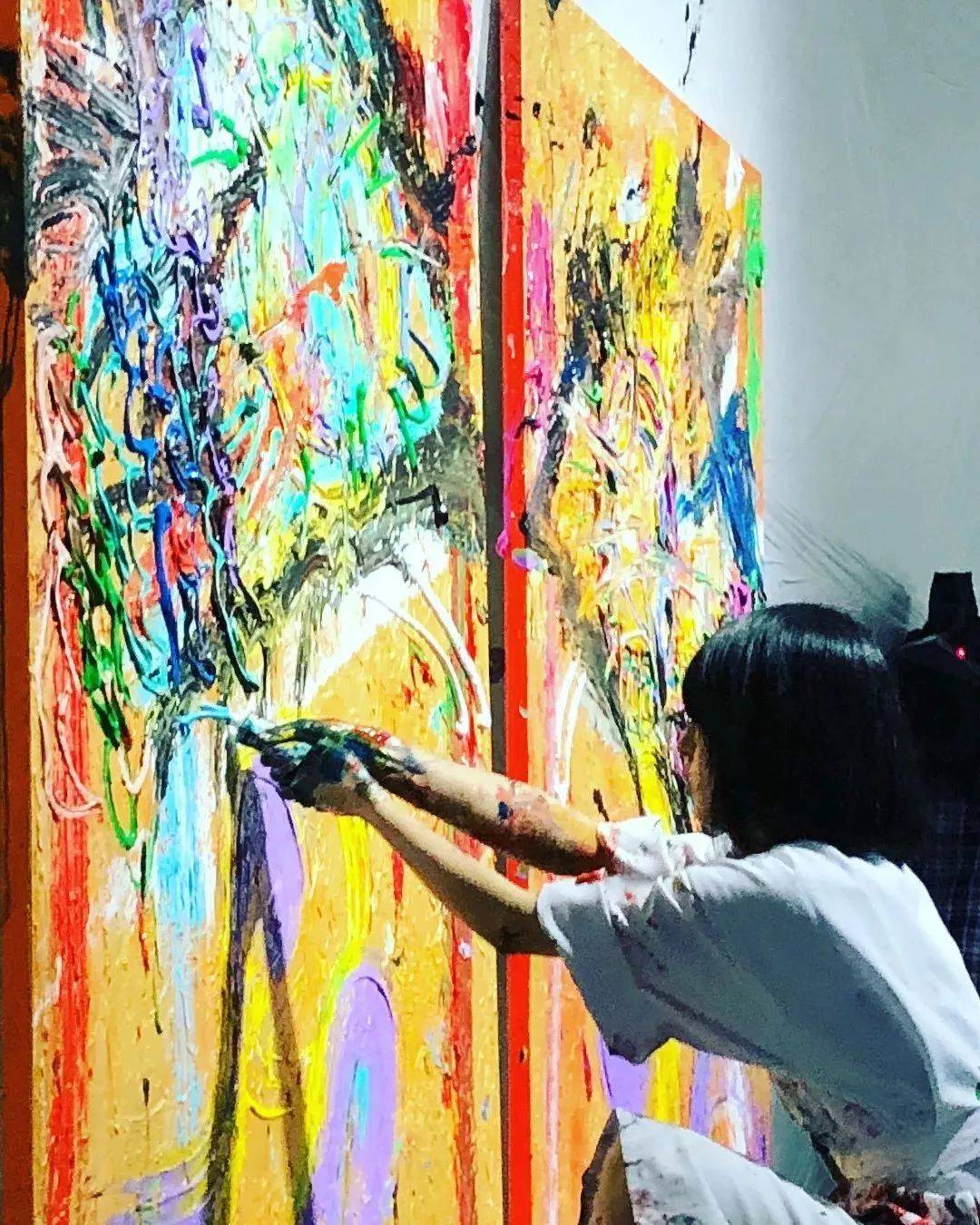 狂野少女”绘画堪比毕加索,8亿人看她作画,作品震惊整个国际画坛