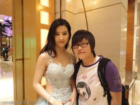 明星和粉丝合影的样子!刘亦菲那张最体现艺人
