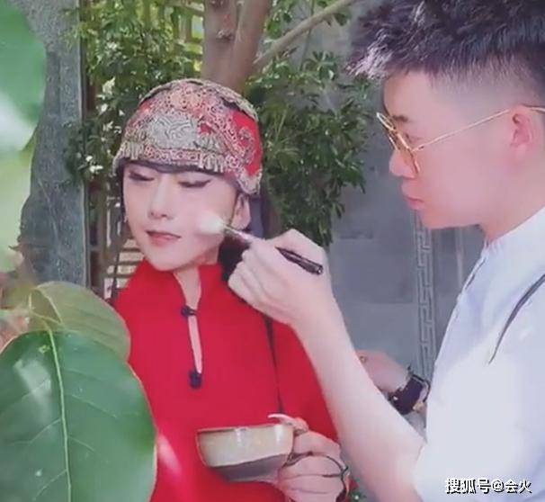 61岁杨丽萍近况曝光,脸僵被嘲都不会笑了,网友:头饰用来遮皱纹