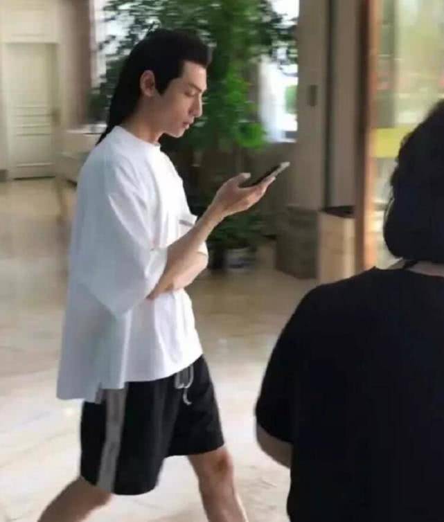 罗云熙侧颜路透图帅出天际,正面照却瘦到脱相,一脸疲倦让人心疼