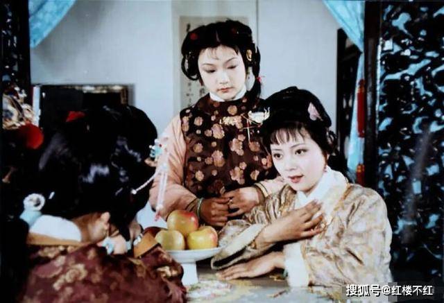 薛宝钗进宫待选,为何以失败告终?不是落选,而是薛家主动放弃