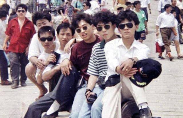 30年前的相机很简陋,清晰度也不高,为什么照片里的人却十分精神