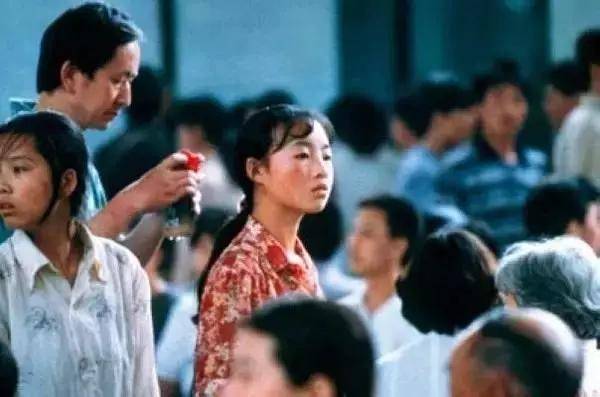 她13岁成谋女郎一举成名,被张艺谋一句话劝退,如今过得怎样?