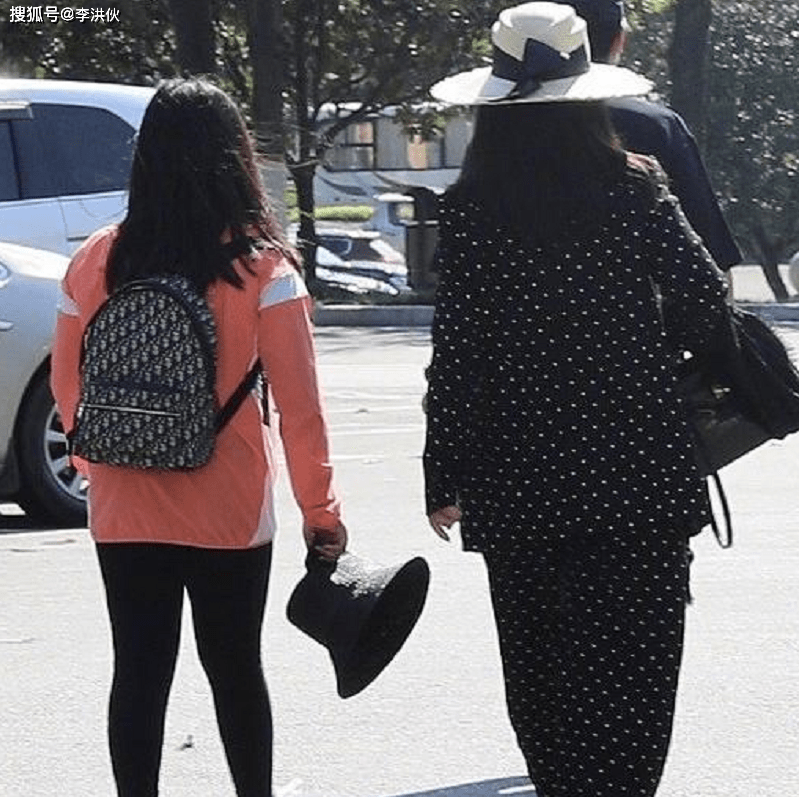 李湘一家人现身机场,整整齐齐都是胖胖的,王诗龄2万元背包抢镜