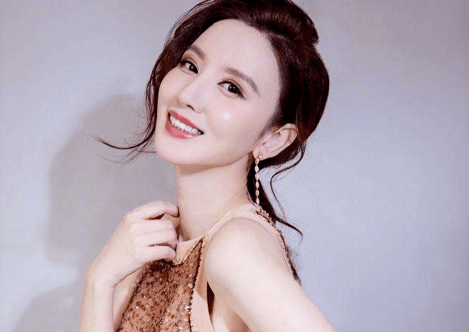 在《乘风破浪的姐姐》中,能与宁静、张雨绮抗衡的,也就她了吧