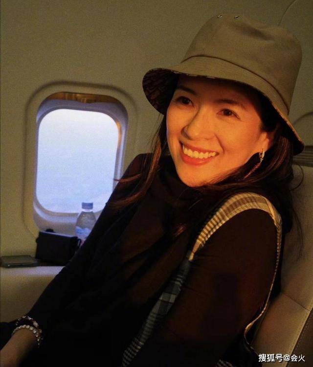 章子怡晒女儿跳舞,意外曝光豪宅院园林景观,院子大到能跑圈?