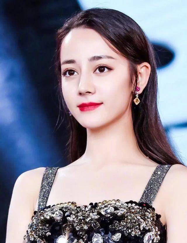 热巴《长歌行》路透曝光,女扮男装坐姿随意,发型显脸长男相十足