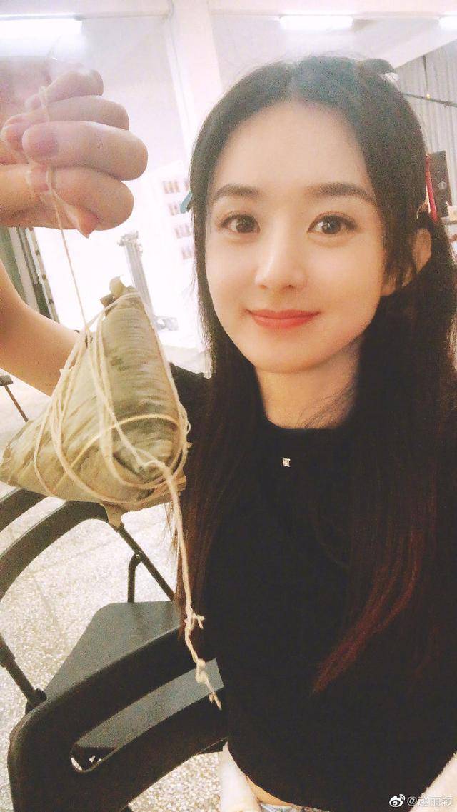 赵丽颖端午节晒自拍笑容甜美,却被造型师偷拍下全过程,表情搞怪