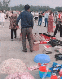 搞笑GIF趣图:熊孩子,你开冰柜的方法总是那么特殊