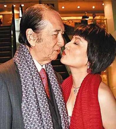赌王四太承认神秘长子!罕见曝光疑为争产,何猷君地位或遭威胁?