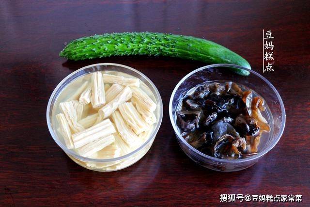 7月,黄瓜别只会凉拌,加这2样一起炒,鲜美爽口,比肉香