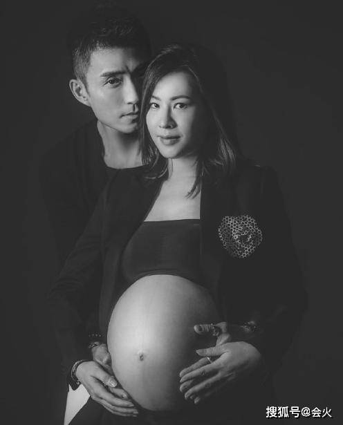 44岁陈山聪得子,为赌王千金抛弃10年发妻,如今和圈外人低调相爱