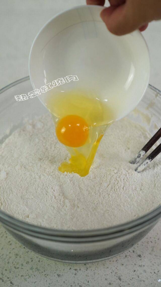 面粉别总是蒸馒头了,加点鸡蛋和凉水,做成大麻花外脆内软特好吃