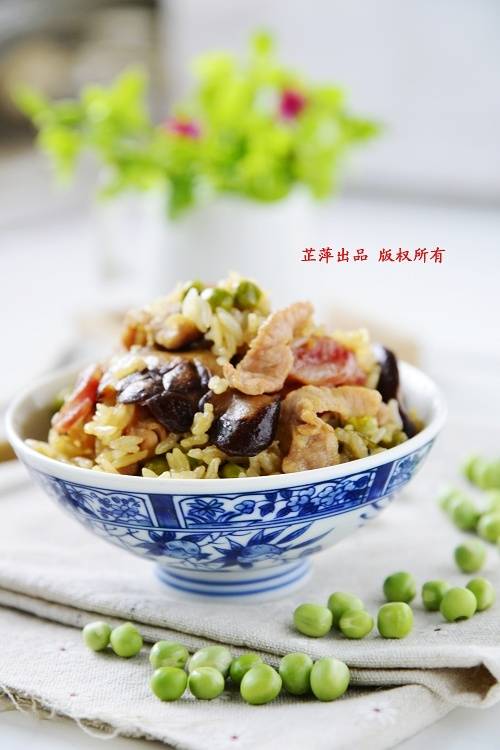 暑天如何做到快速逃离厨房还能享受美味,这样菜饭一锅出是必选—花菇豌豆焖饭