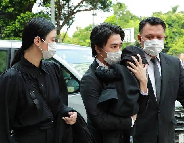 赌王凄凉的长房现状:何超雄自立,何超贤“啃老”,外籍女婿成谜